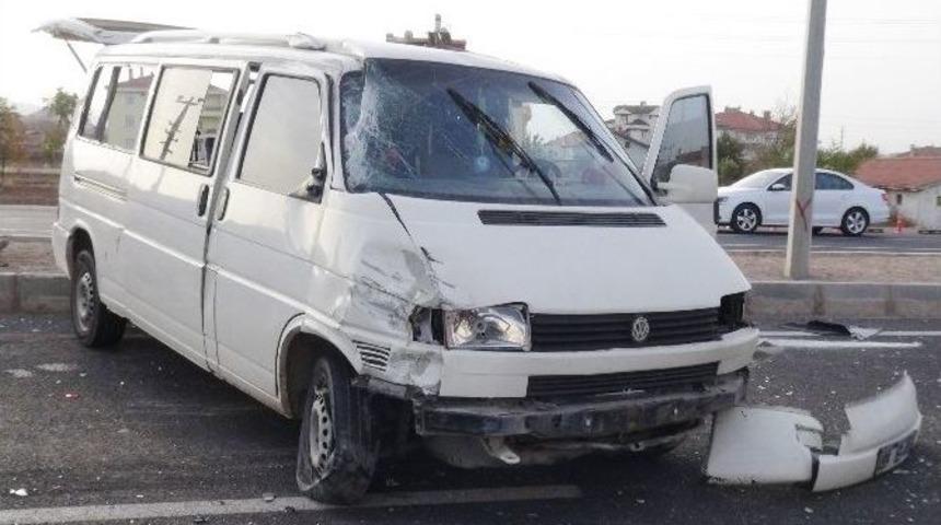 Aksaray&rsquo;da &Uuml;&ccedil; Aracın Karıştığı Kazada 1 Yaralı