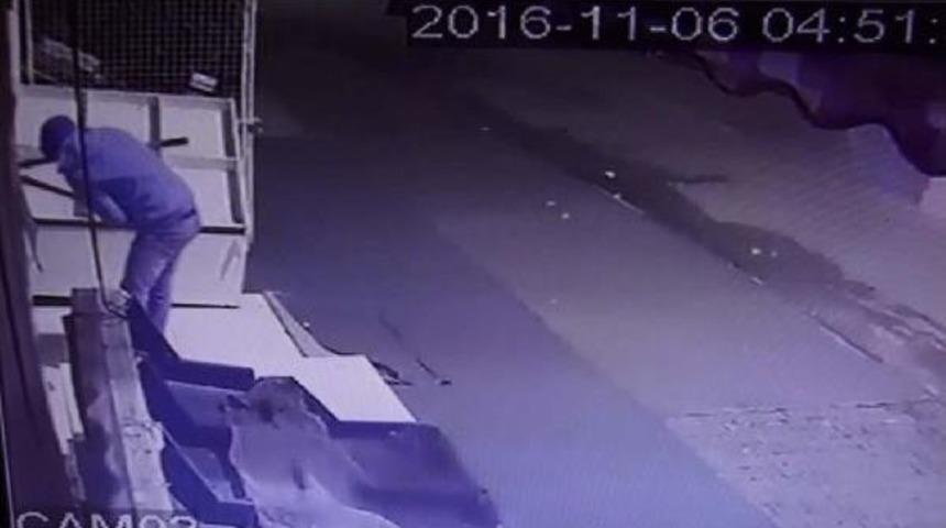 Kar Maskeli Hırsızlar G&uuml;venlik Kamerasında