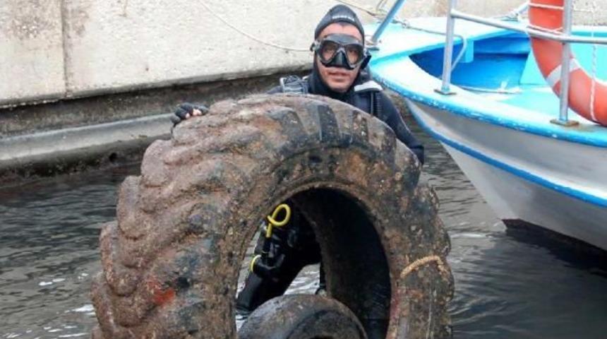 Kaş'ta Sualtından Y&uuml;zlerce Atık &Ccedil;ıkarıldı