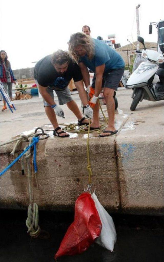 Kaş'ta Sualtından Yüzlerce Atık Çıkarıldı