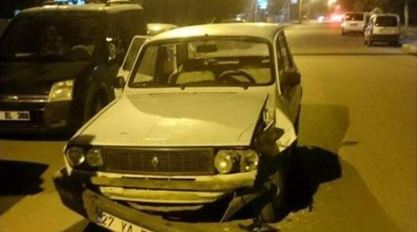 Adıyaman&rsquo;da İki Otomobil &Ccedil;arpıştı