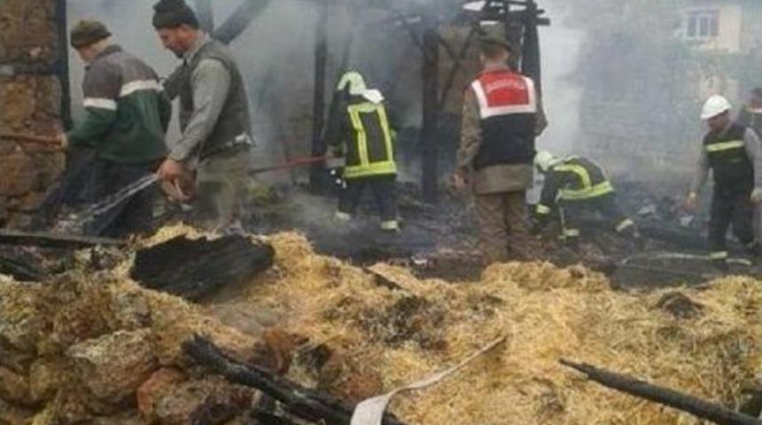 Acıpayam'da Iki Katlı Ev Yandı, 6 Koyun Telef Oldu