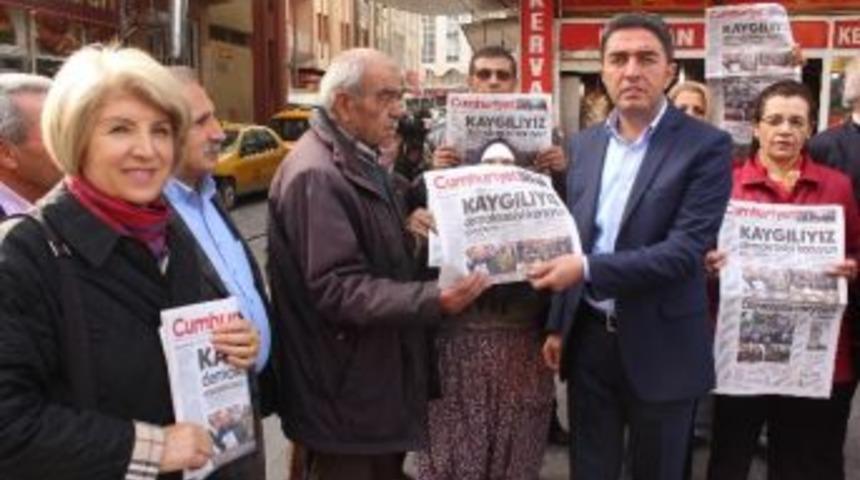 Chp Malatya İl Teşkilatı Cumhuriyet Gazetesi Dağıttı