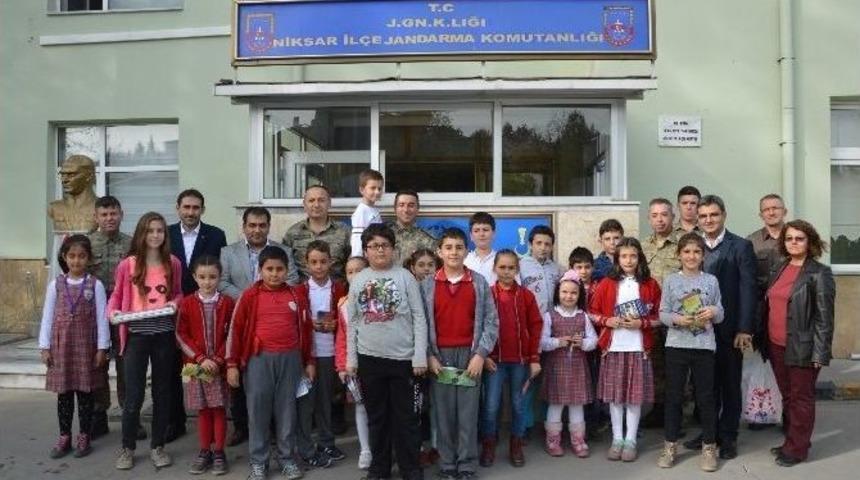 Niksar&rsquo;da &Ouml;ğrenciler Jandarmayı Ziyaret Etti