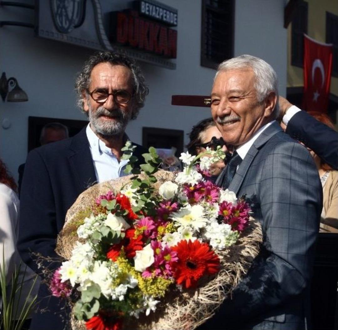 Menderes Samancılar &Ouml;d&uuml;llerini Bağışladı