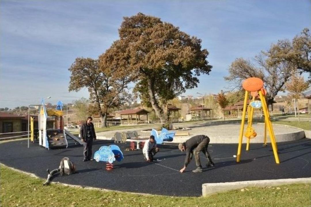 Gediz&rsquo;de &Ccedil;ocuklara Oyun Grubu Ve Fitness Alanı