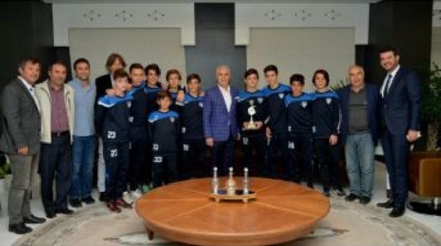 Altınşehirli Miniklerin Şampiyonluk Sevinci