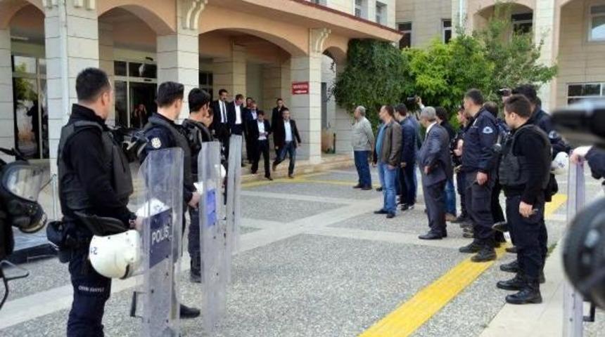 Pkk/kck'dan Yargılanan 31 Eski Kamu G&ouml;revlisi Ilk Duruşmaya &Ccedil;ıktı