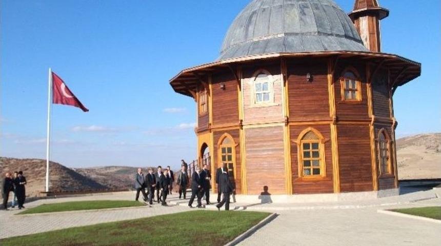 Akdağmadeni Ahşap Cami&rsquo;de İlk Namazı Diyanet İşleri Başkanı G&ouml;rmez Kıldı