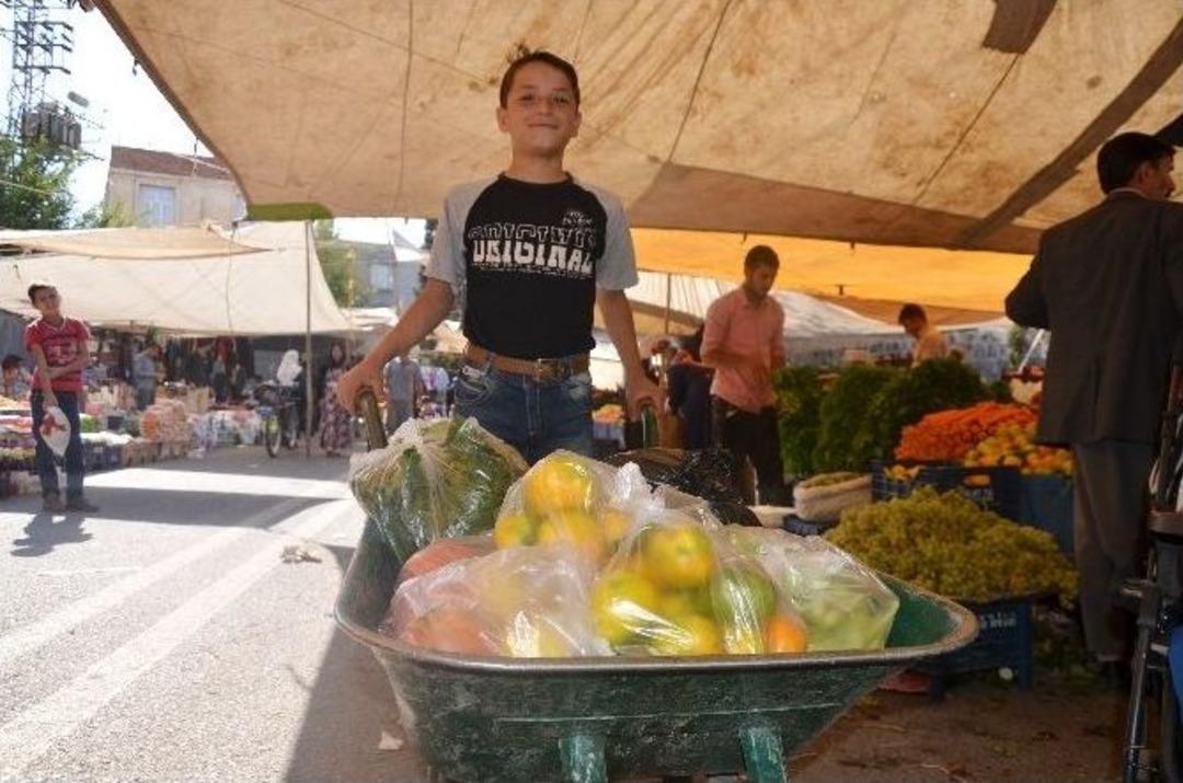 Hayatın Y&uuml;k&uuml;n&uuml; Taşıyan Minik Omuzlar Aile B&uuml;t&ccedil;esine Katkı Sağlıyor