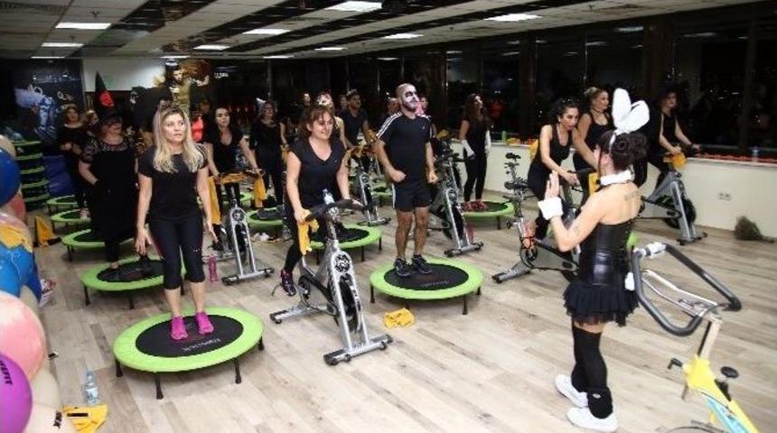 Cadı Olup Spor Yaptılar, Kalori Harcadılar