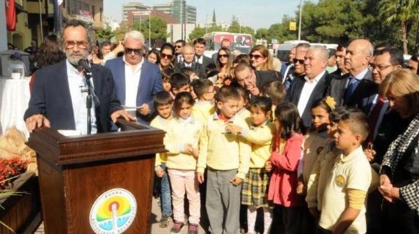 Menderes Samancılar &Ouml;d&uuml;llerini Adana Sinema M&uuml;zesi'ne Bağışladı