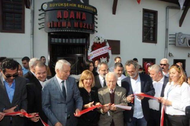 Menderes Samancılar Ödüllerini Adana Sinema Müzesi'ne Bağışladı