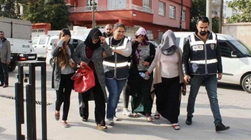 Mağazadan Kıyafet &Ccedil;alan Kadınlar Adliyeye Sevk Edildi