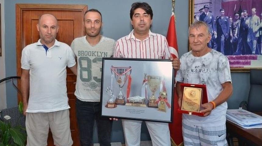 Fo&ccedil;a Masterler Manisa&rsquo;yı Yendi, Başkan Demirağ&rsquo;ı Ziyaret Etti
