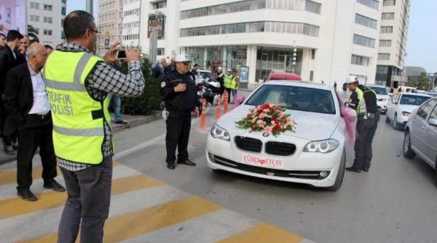 Gelin Ve Damada D&uuml;ğ&uuml;n G&uuml;n&uuml; Trafik Cezası Şoku