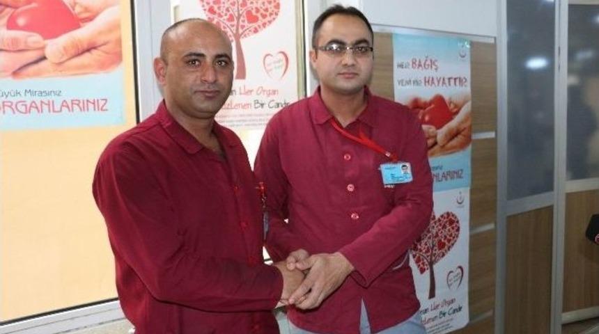 Mesai Arkadaşına B&ouml;breğini Verdi