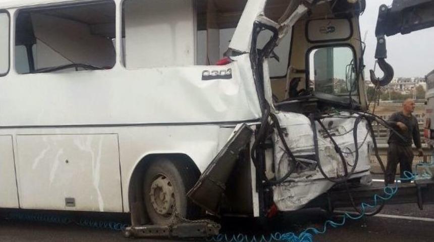 Servis Otob&uuml;s&uuml; Tankere &Ccedil;arptı: 5 Yaralı