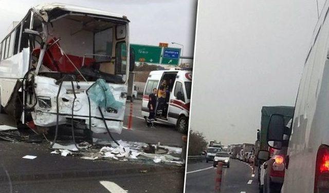 Servis Otobüsü Tankere Çarptı: 5 Yaralı 1