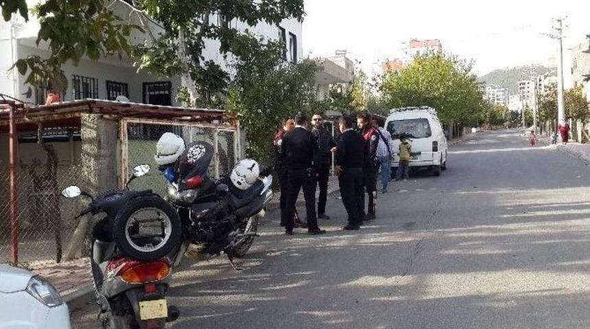 &ldquo;evde Silahlı Adam Var Beni &Ouml;ld&uuml;recek&rdquo; Diye Bağıran Kız Polis Ekiplerini Alarma Ge&ccedil;irdi