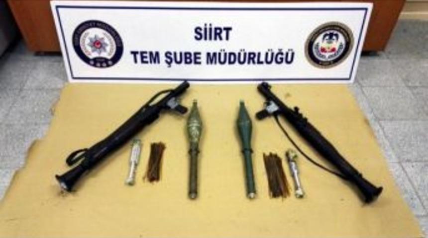 Siirt'te Dedekt&ouml;r K&ouml;pek, Pkk'nın Toprağa G&ouml;m&uuml;l&uuml; Silahlarını Buldu