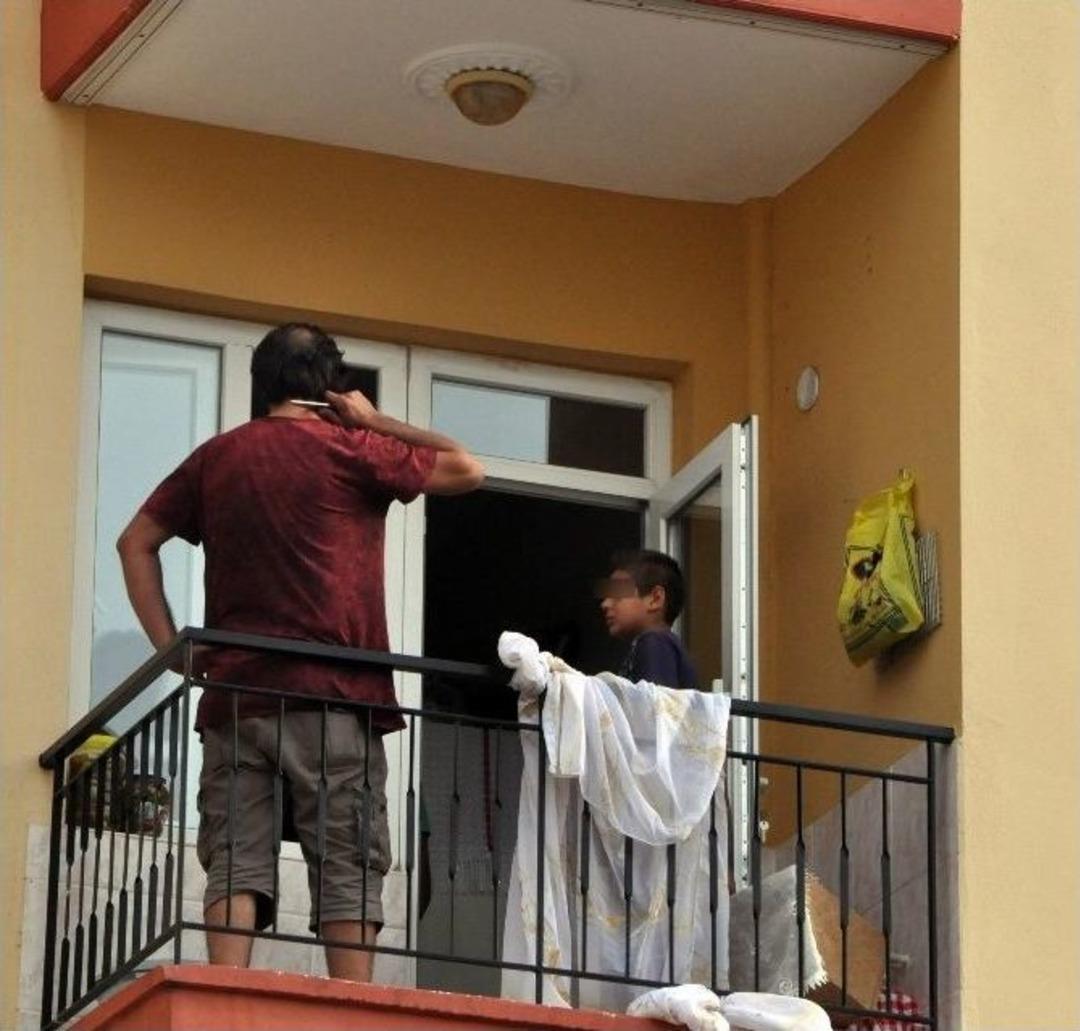 &Ccedil;ocuğunun Yanında Bı&ccedil;aklı İntihar Girişimi