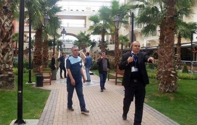 İzmir&rsquo;de Lodos, Faciaya Yol A&ccedil;ıyordu 1