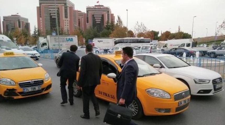 Ekonomi Bakanı Zeybek&ccedil;i Trafik Nedeniyle Taksiye Binmek Zorunda Kaldı