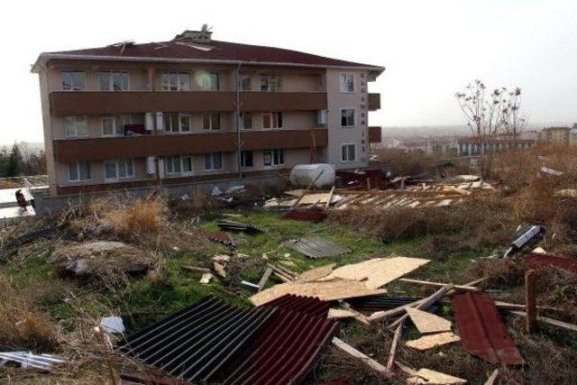 Edirne'de Şiddetli Rüzgar Çatıları Uçurdu: 5 Yaralı