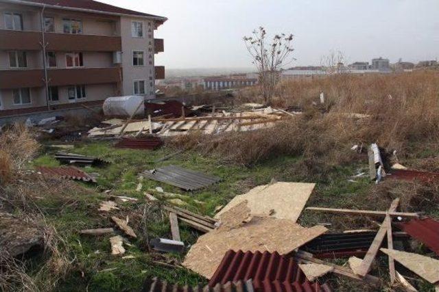 Edirne'de Şiddetli Rüzgar Çatıları Uçurdu: 5 Yaralı