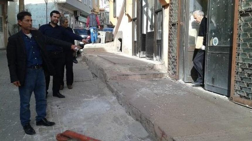 Tekirdağ&rsquo;da Binadan D&ouml;k&uuml;len Beton Par&ccedil;aları Tehlike Sa&ccedil;ıyor