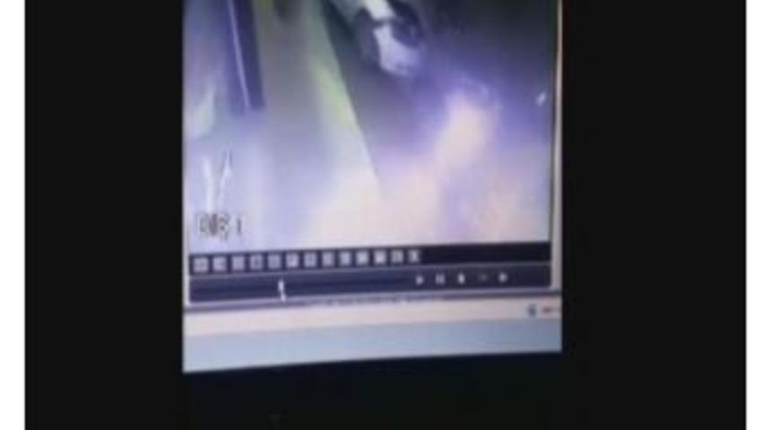 Cipin &Ccedil;arptığı Park Halindeki Otomobil İş Yerine Girdi