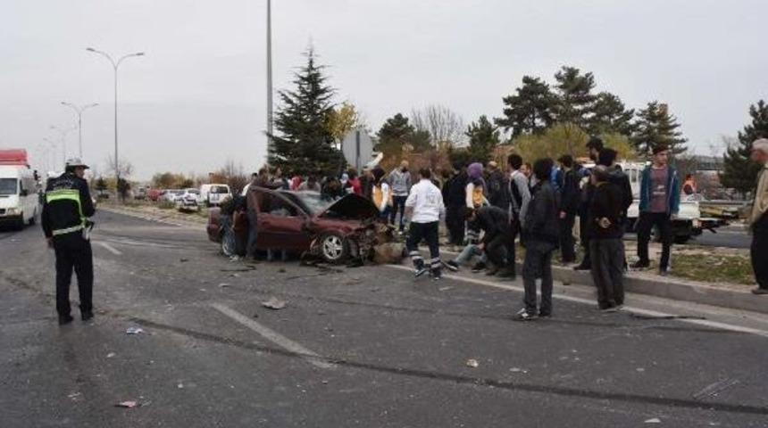 Otomobil Kamyonun Altına Girdi: 4 Yaralı