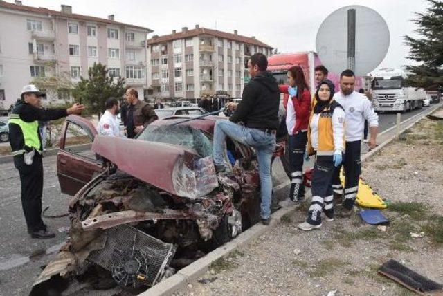 Otomobil Kamyonun Altına Girdi: 4 Yaralı