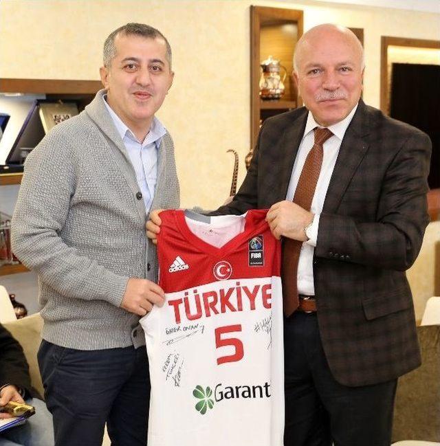 Basketbol Camiasının Ustalarından Başkan Sekmen’e Ziyaret