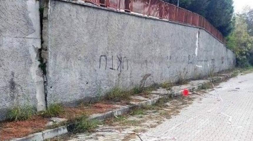 Yıkılmak &Uuml;zere Olan Okul Duvarı Tehlike Sa&ccedil;ıyor