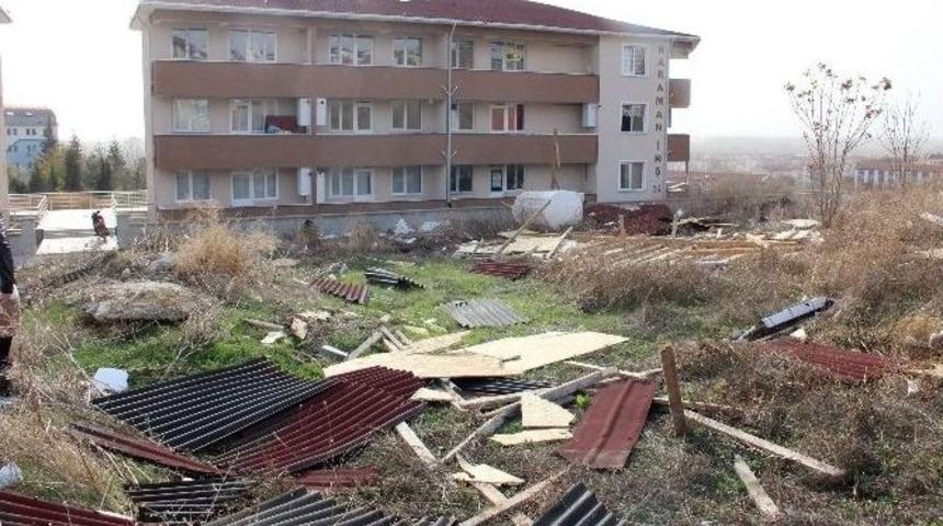 Edirne&rsquo;de Şiddetli Lodos Apartman &Ccedil;atılarını S&ouml;kt&uuml;