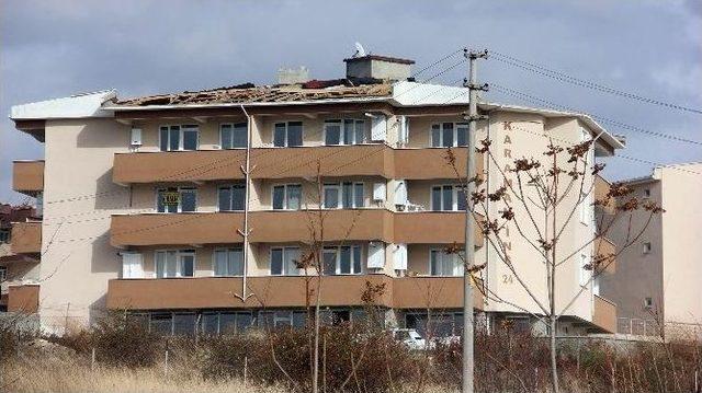 Edirne’de Şiddetli Lodos Apartman Çatılarını Söktü