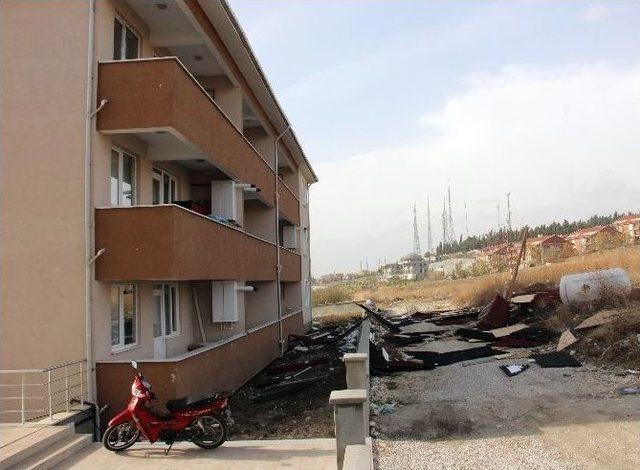 Edirne’de Şiddetli Lodos Apartman Çatılarını Söktü