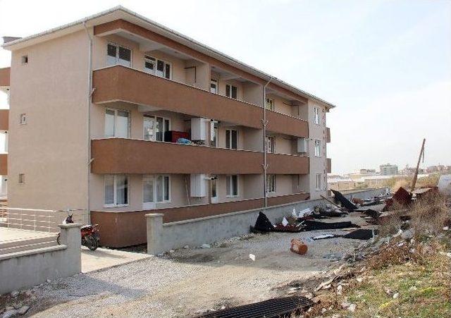 Edirne’de Şiddetli Lodos Apartman Çatılarını Söktü