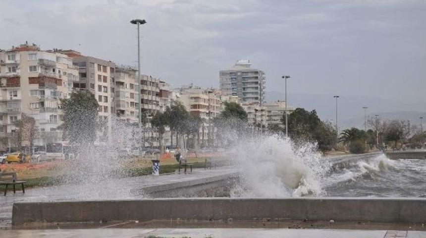 İzmir&rsquo;de Lodos Hayatı Fel&ccedil; Etti