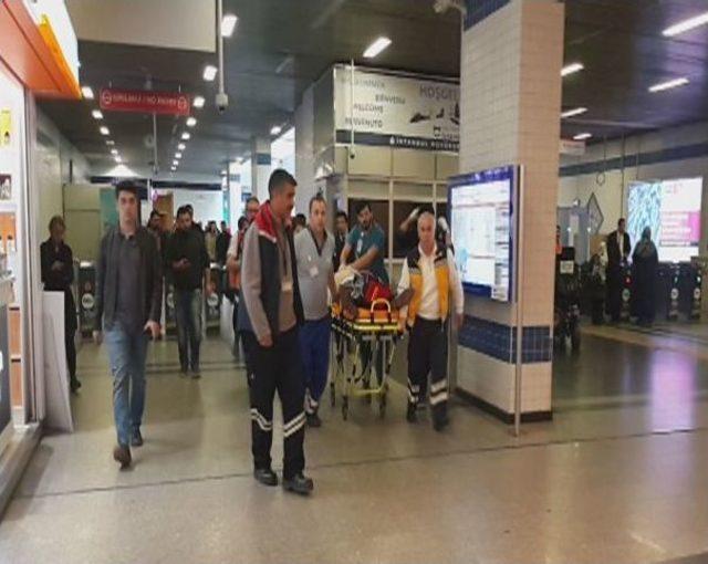 Metroda Kalp Krizi Geçiren Yolcu Hastaneye Kaldırıldı