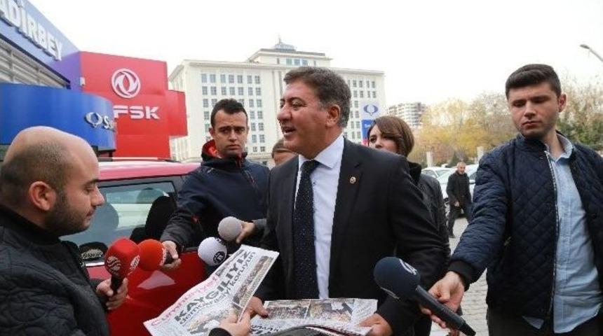 Chp&rsquo;li Vekil Murat Emir Tepki İ&ccedil;in Cumhuriyet Gazetesi Dağıttı