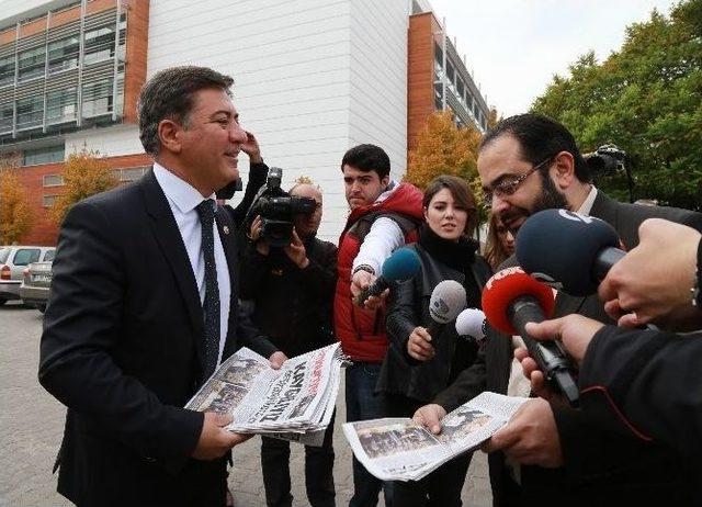 Chp’li Vekil Murat Emir Tepki İçin Cumhuriyet Gazetesi Dağıttı