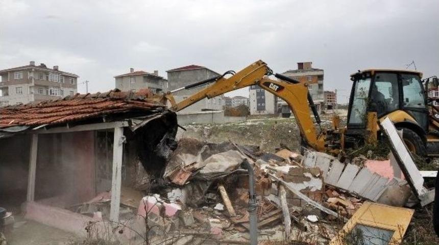 Ka&ccedil;ak Yapıların Yıkımı Gergin Başladı