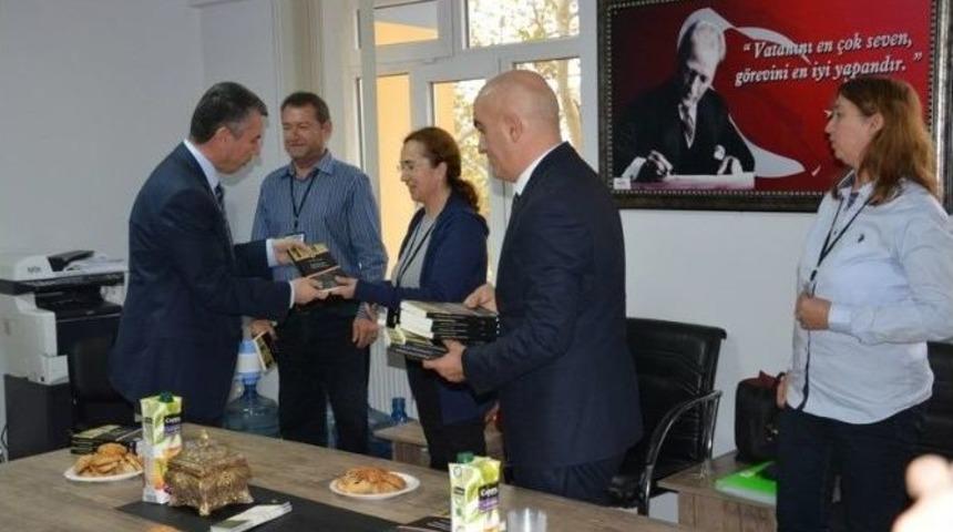 24 Kasım İ&ccedil;in &Ouml;ğretmenlere Kitap Hediye Edildi