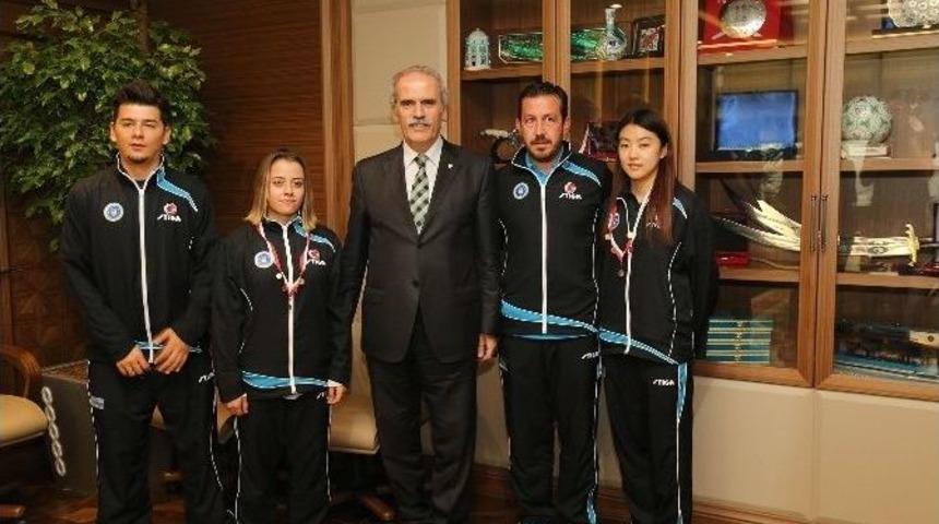 Başarılı Sporcular &Ouml;d&uuml;llendirildi