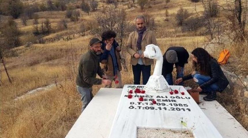 &Ouml;l&uuml;m&uuml;n&uuml;n 5'inci Yılında Cem Emir Ve Sebahattin Yılmaz Mezarları Başında Anıldı