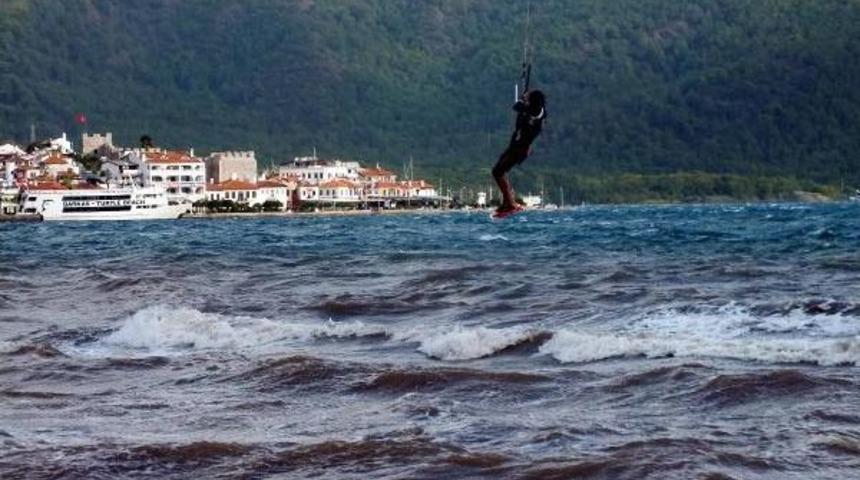 Marmaris'te S&ouml;rf&ccedil;&uuml;ler Lodos Ile Dans Etti