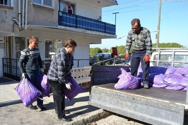 Ayvalık Şefkat Evleri’nden İhtiyaç Sahiplerine Kömür Yardımı